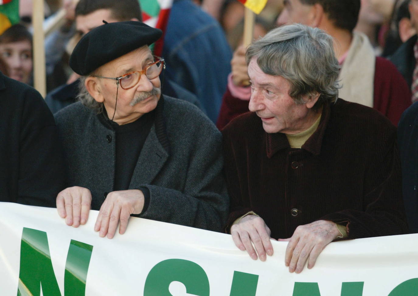 También participó en diversas manifestaciones. Esta contra el plan Ibarretxe