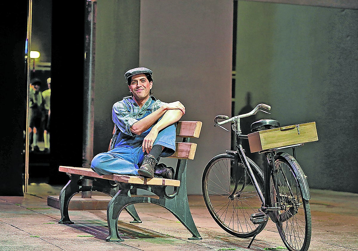 El tenor hispano-portorriqueño Joel Prieto, caracterizado como Nemorino, en un montaje que dirige escénicamente Marina Bianchi.