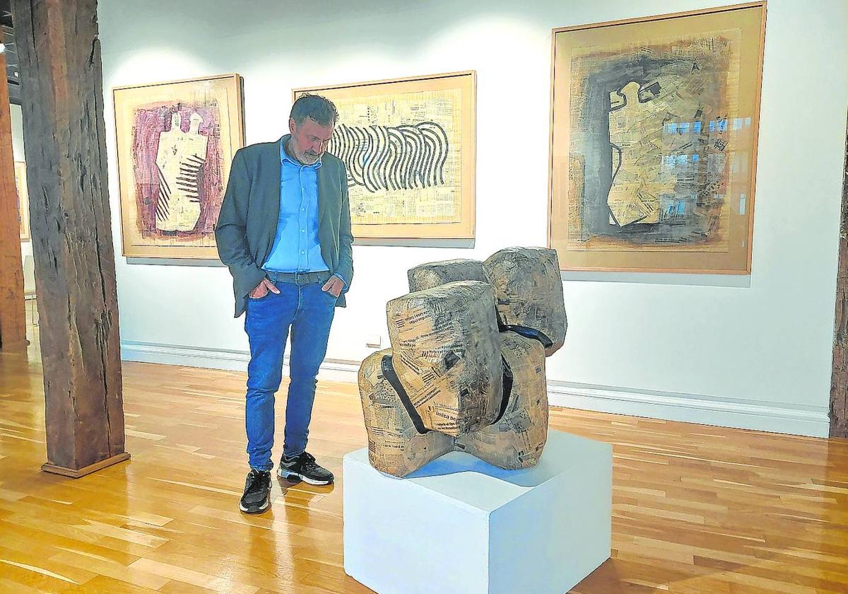 Irrintzi Ibarrola, comisario e hijo del artista, contempla una de las obras de la exposición.