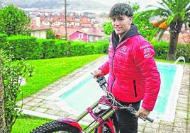 Un tesoro. Jaime Busto hace un 'caballito' ayer en su casa de Gorliz con la moto con la que ganó su primera prueba en un Mundial.