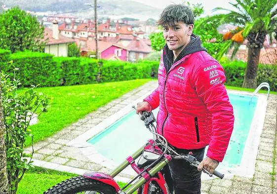 Un tesoro. Jaime Busto hace un 'caballito' ayer en su casa de Gorliz con la moto con la que ganó su primera prueba en un Mundial.