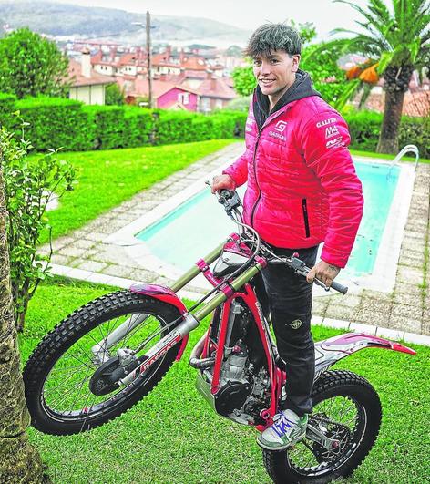 Un tesoro. Jaime Busto hace un 'caballito' ayer en su casa de Gorliz con la moto con la que ganó su primera prueba en un Mundial.