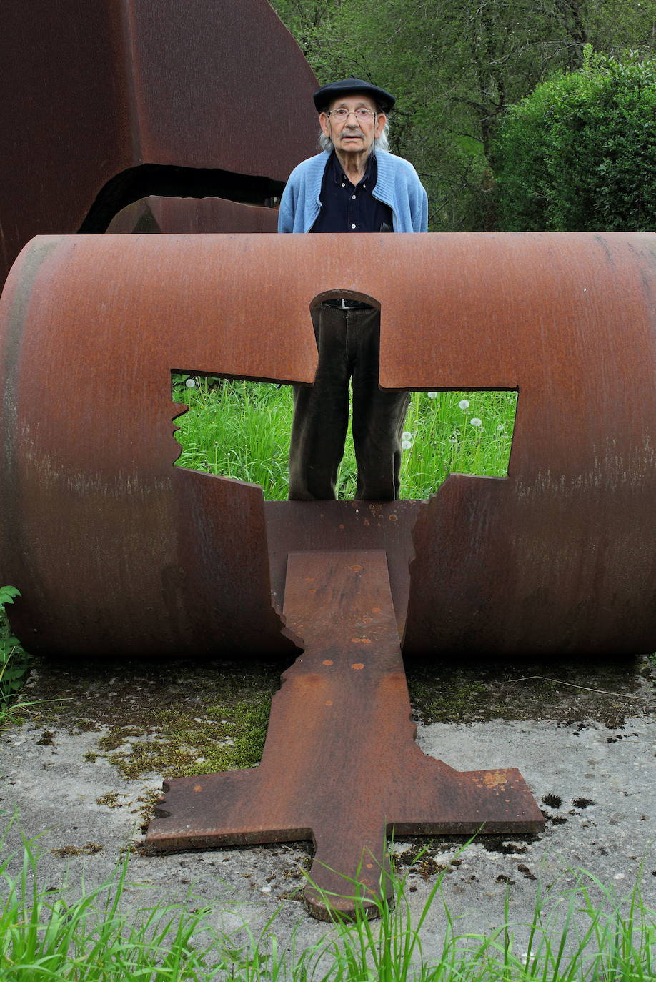 El afamado pintor bilbaíno también fue un gran escultor. Aquí posa con una de sus obras, en su caserío de Oma