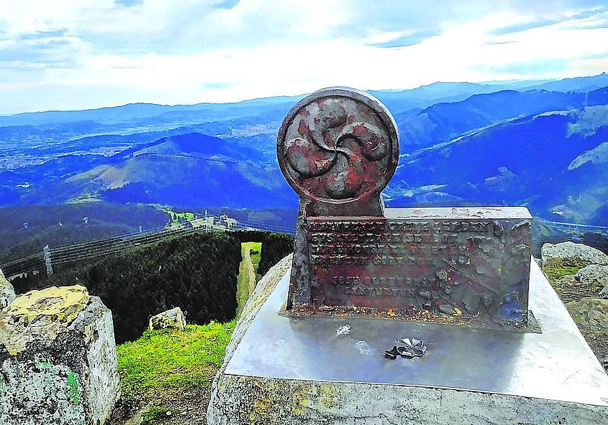 El lauburu de la cima del Eretza con el cortafuegos detrás.