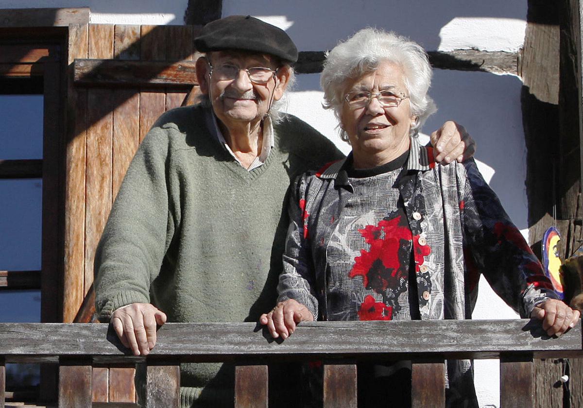 Agustín Ibarrola, con su mujer, Mari Luz Bellido.