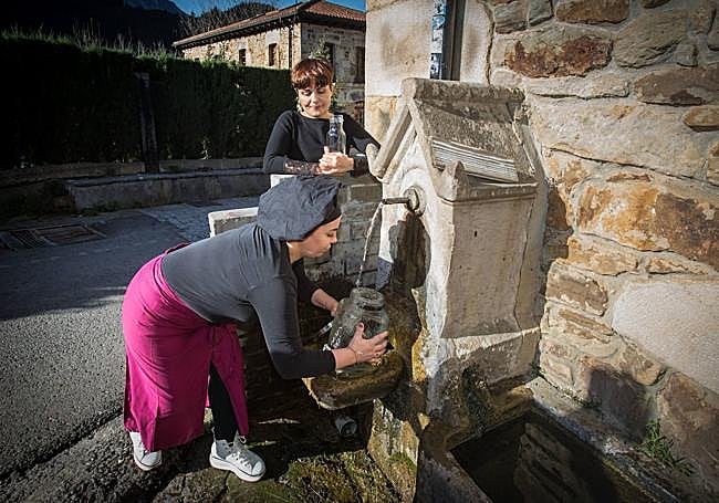 A por agua a la fuente. «¿Para qué servir agua embotellada si tenemos un manantial?» Son estos gestos los que demuestran que lo de Amillena no es postureo.