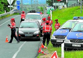 Agentes de la Ertzaintza realizan un control de alcoholemia.