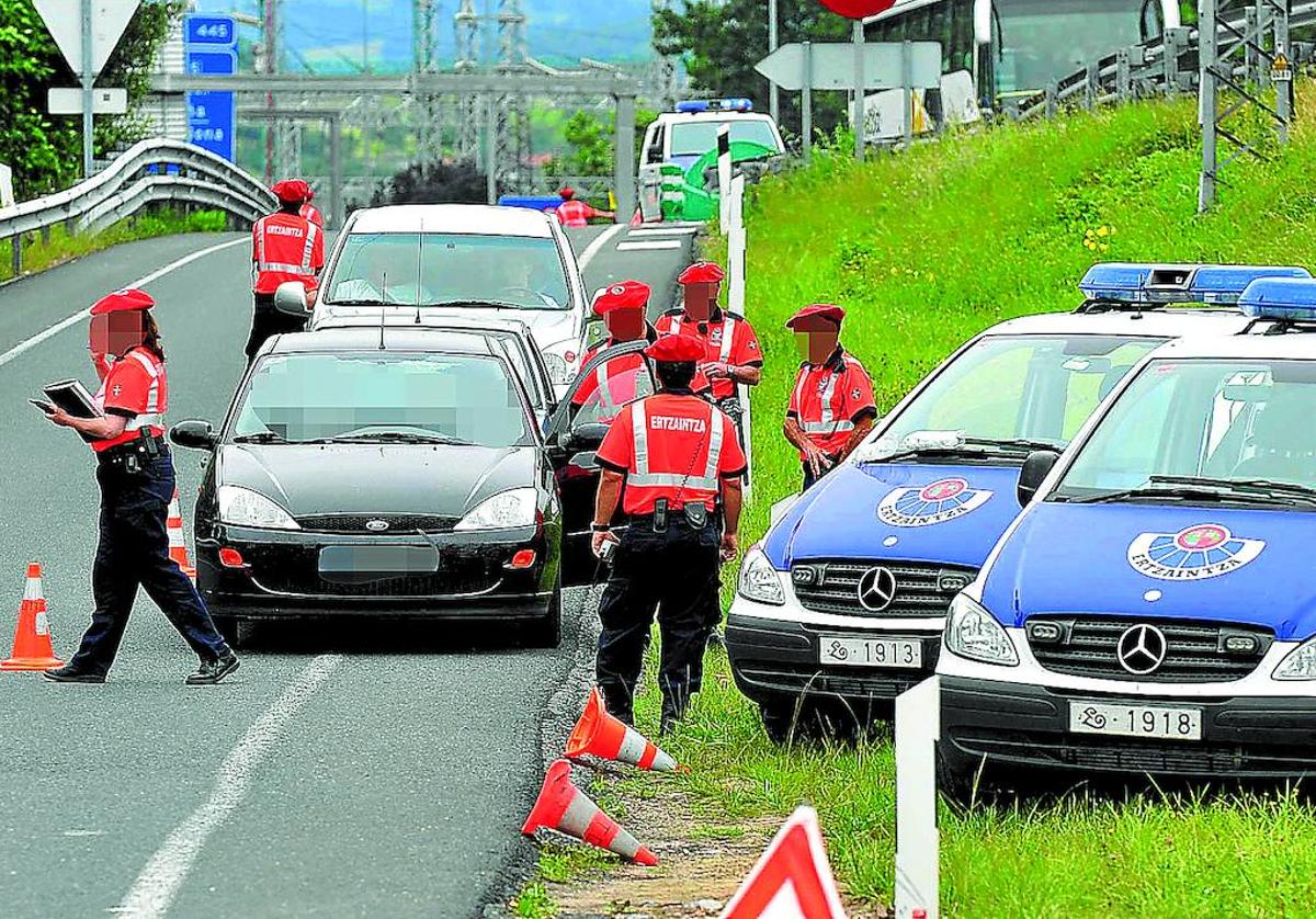 Agentes de la Ertzaintza realizan un control de alcoholemia.