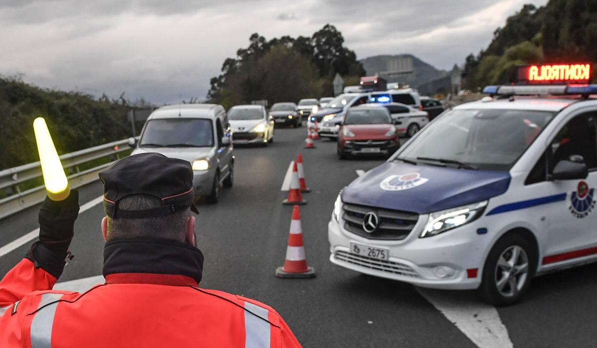 Control de la Ertzaintza en una carretera vasca.