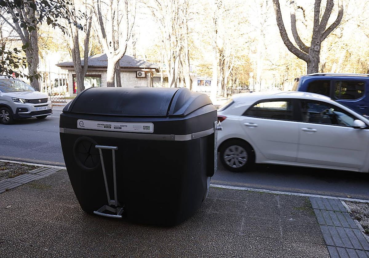 Uno de los contenedores desplazados por los jóvenes sorprendidos por ertzainas.