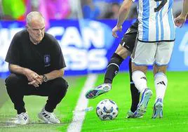 Marcelo Bielsa sigue en una posición clásica el encuentro frente a Argentina.
