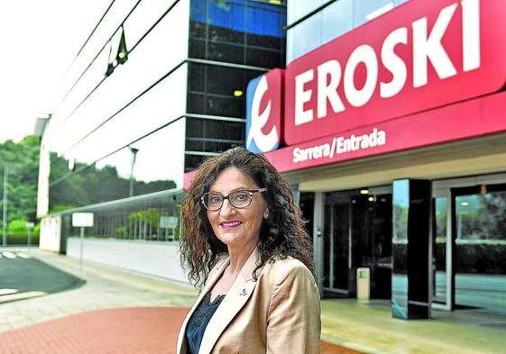 La consejera delegada de Eroski, Rosa Carabel, en la sede de la cooperativa en Elorrio.