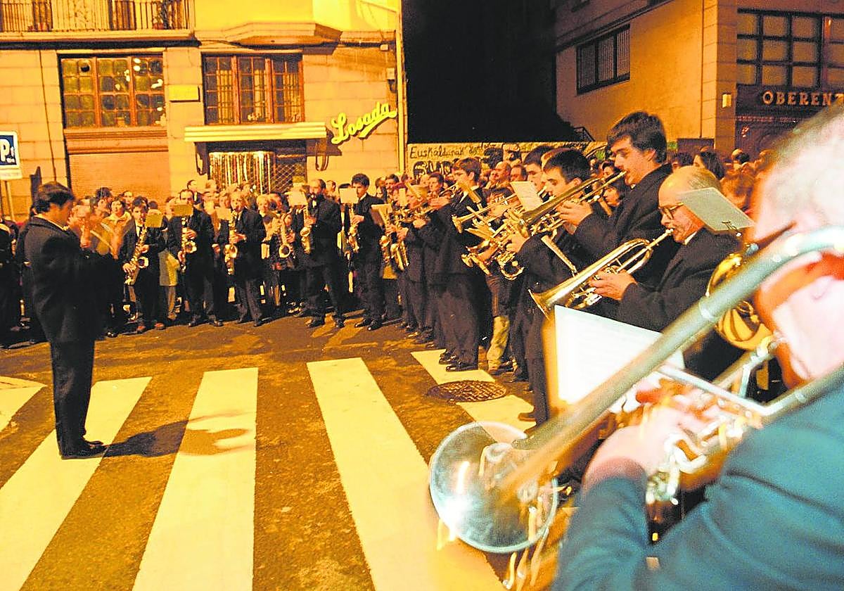 La serenata de Santa Cecilia es una de las actividades tradicionales que se mantienen en Eibar desde tiempo inmemorial.