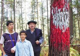 Agustín Ibarrola junto a sus nietos en el bosque de Oma en 2001.