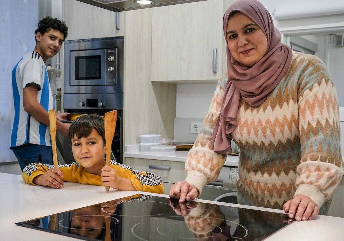 Imagen principal - Arriba, Amjad, su madre Naima y su primo Ahmad; en la segunda imagen, Sofía y Laura Pan. Abajo, Wisaal Charha. 