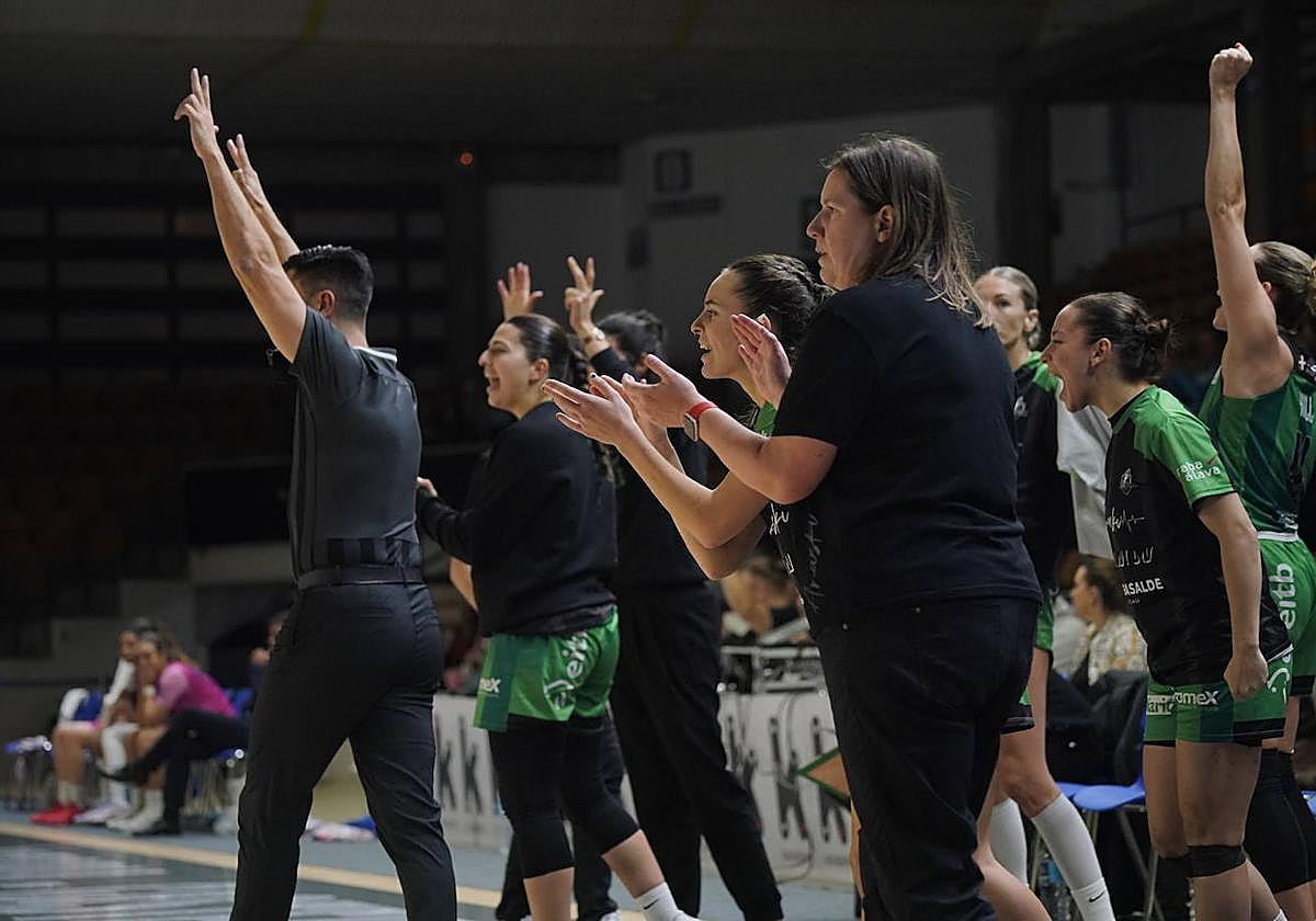 El banquillo del Araski, en un momento de euforia durante la última victoria en Mendizorroza.
