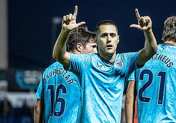 Urko Izeta celebra su tanto ante el Calahorra.