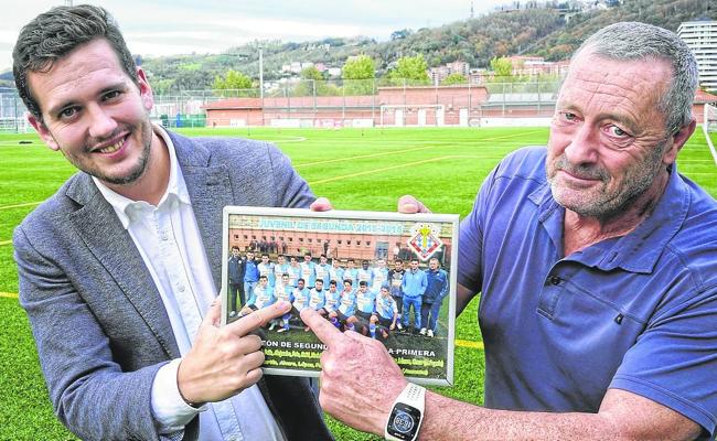 Jorge Ors y Óscar Yozifek señalan en Mallona al jugador en una foto de la plantilla del Begoña de 2015-16.