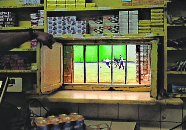 Desde el economato de la prisión también se sigue con atención el juego de los compañeros.