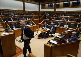 El lehendakari Urkullu se dirige al atril en una sesión de control en el Parlamento.
