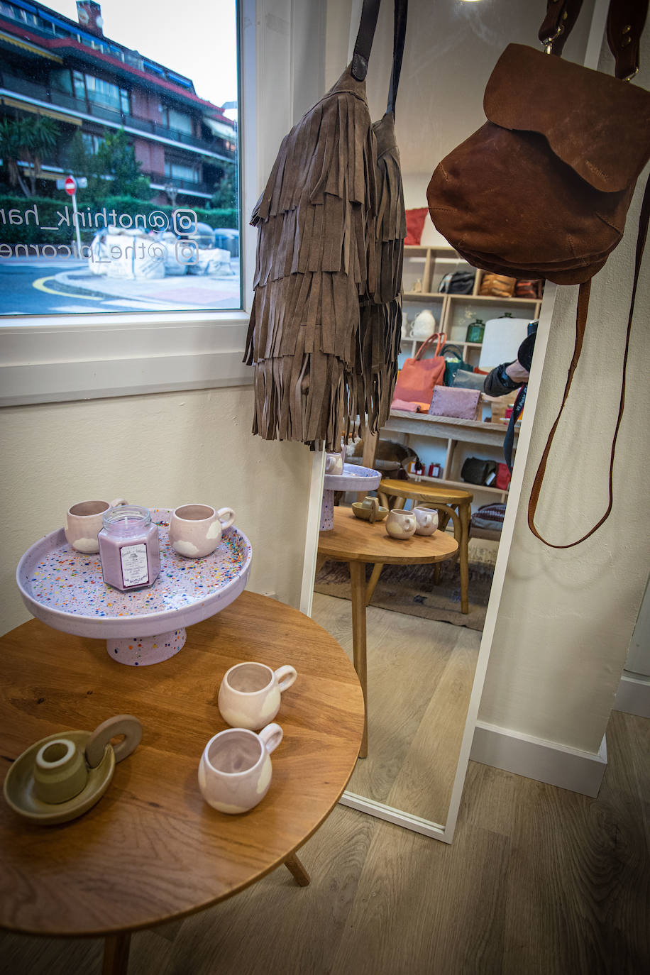 Dos mujeres creadoras abren una tienda en Getxo con sus bolsos y artículos de decoración