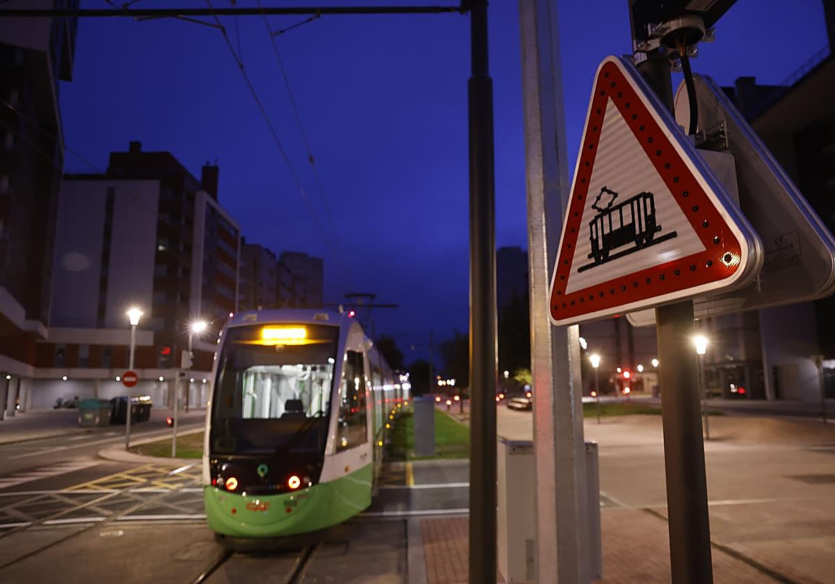 Un tranvía circula de noche por el ramal de Salburua