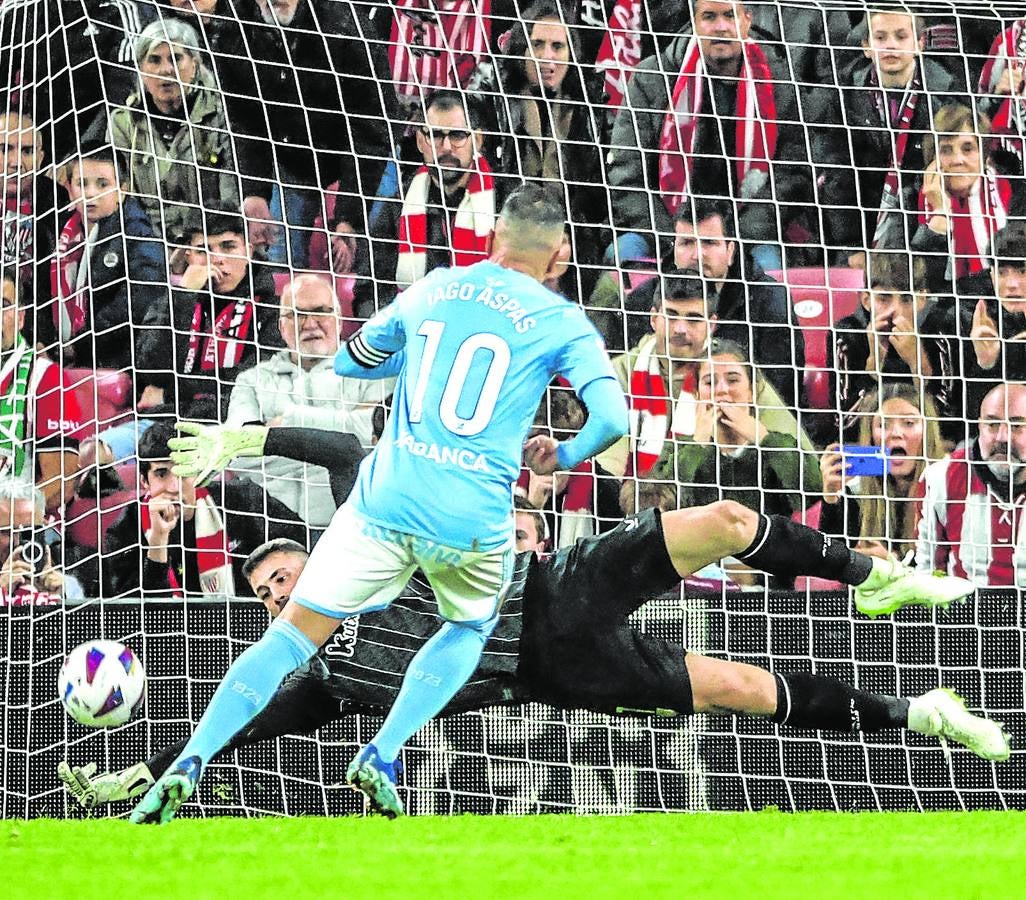 Unai Simón detiene el penalti a Aspas y evita el 3-4 del Celta