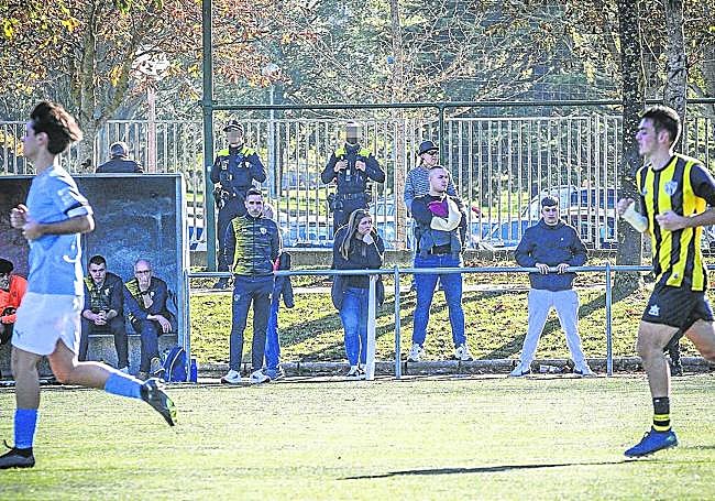 Dos agentes de la Policía Municipal pressenciaron los primeros minutos del partido.