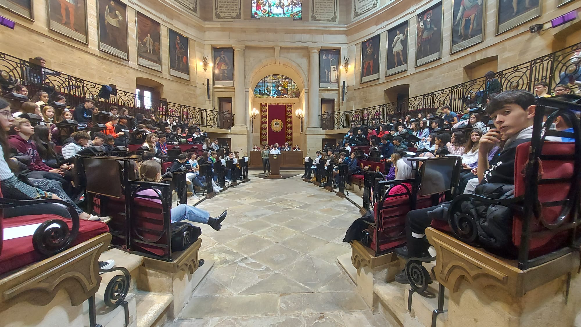 Momento de la intervención en el hemiciclo de la Cámara vizcaína de los chavales.