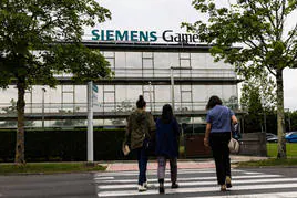 Empleados de Siemens Gamesa frente a uno de los edificios de la empresa en el Pasrque Tecnológico de Bizkaia.