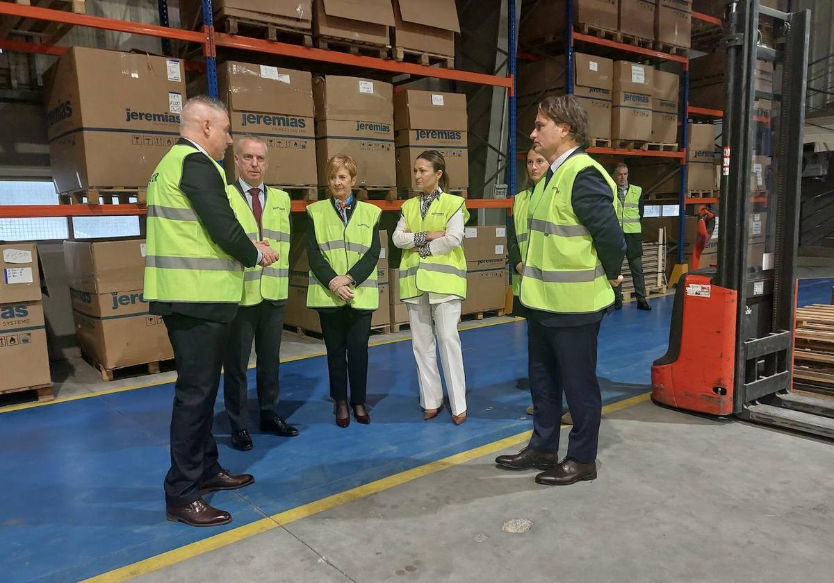 El lehendakari Iñigo Urkullu y la consejera Arantxa Tapia, en su visita a las instalaciones de Jeremias, en Iurreta