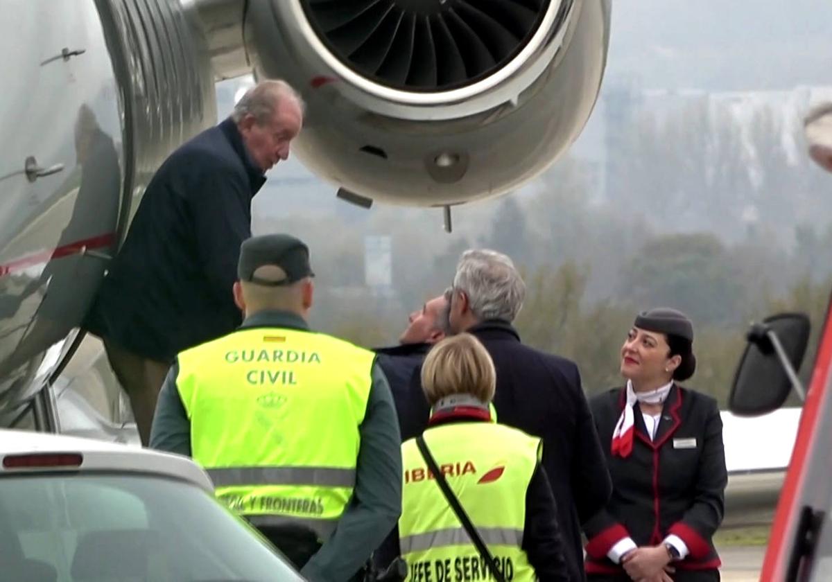 El Rey Juan Carlos a su llegada este lunes al aeropuerto de Vitoria.