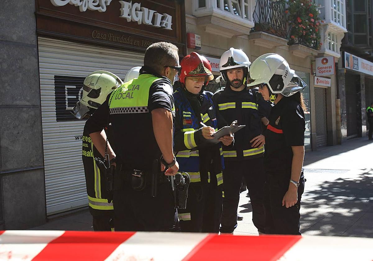 Agentes locales y bomberos de Vitoria, durante una actuación anterior a los hechos de esta noticia.