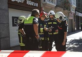 Agentes locales y bomberos de Vitoria, durante una actuación anterior a los hechos de esta noticia.