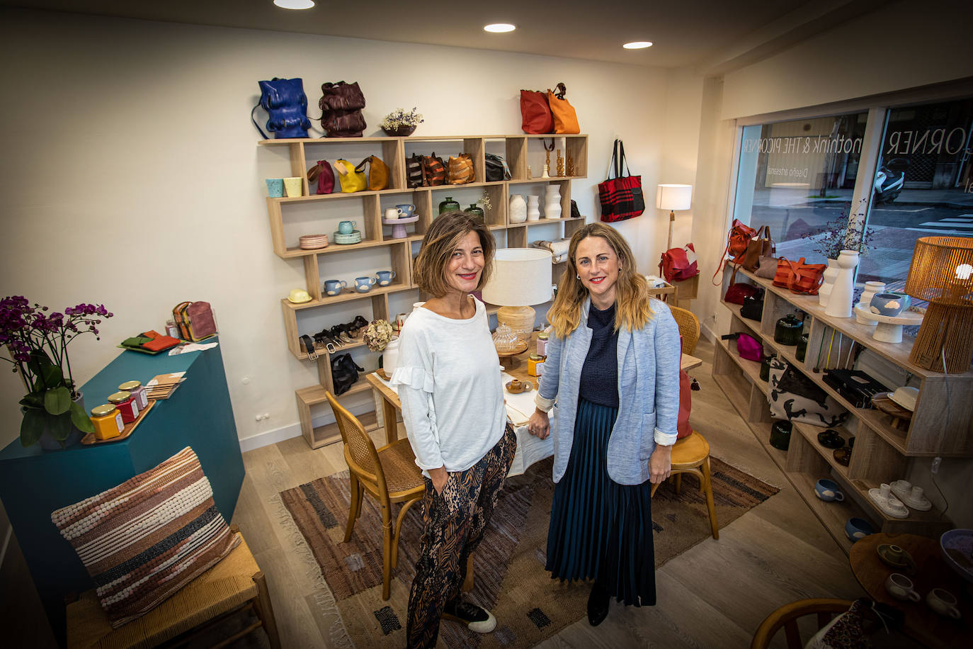 Dos mujeres creadoras abren una tienda en Getxo con sus bolsos y artículos de decoración