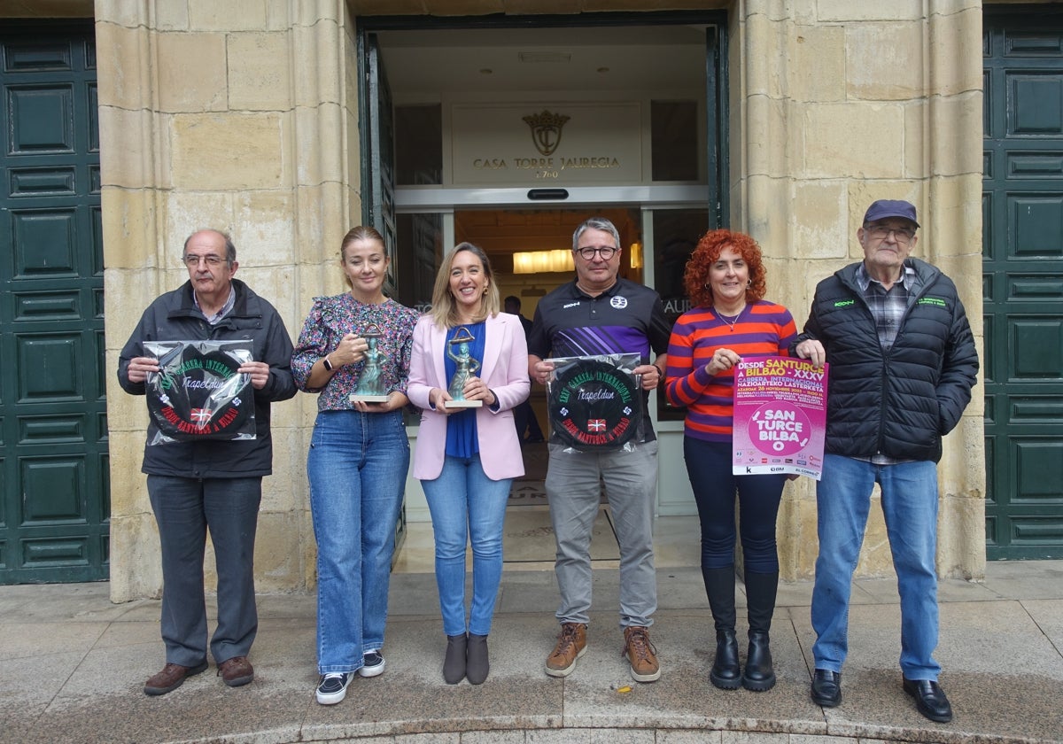 Organizadores de la carrera y representantes de los dos municipios posan frente a la Casa Torre, donde ha sido presentada la 'Desde Santurtzi a Bilbao'.