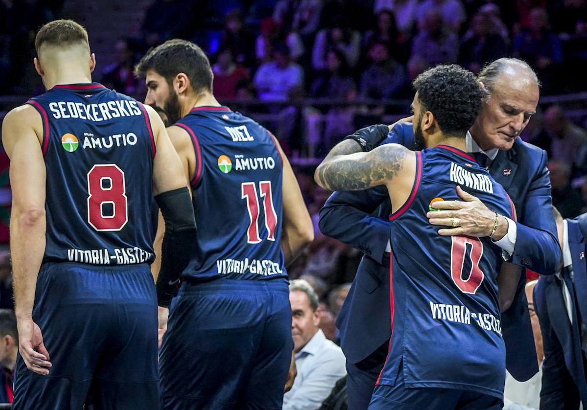 Afectuoso abrazo entre Dusko Ivanovic, abanderado del método, y Markus Howard, una de las dos almas libres del Baskonia que cumple su segundo curso en la capital alavesa