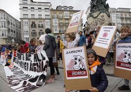 Imagen de una protesta en Vitoria por la comida escolar.