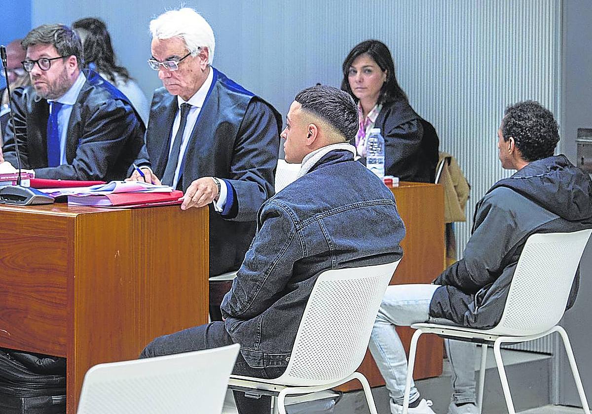 Dos de los acusados, momentos antes de declarar en el juicio.