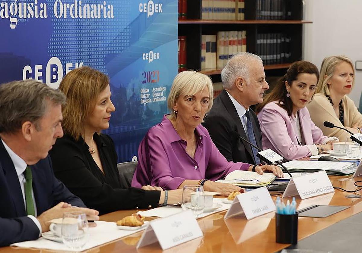 Ejecutiva de Cebek con Tamara Yagüe, Carolina Pérez de Toledo y Francisco Azpiazu en el centro