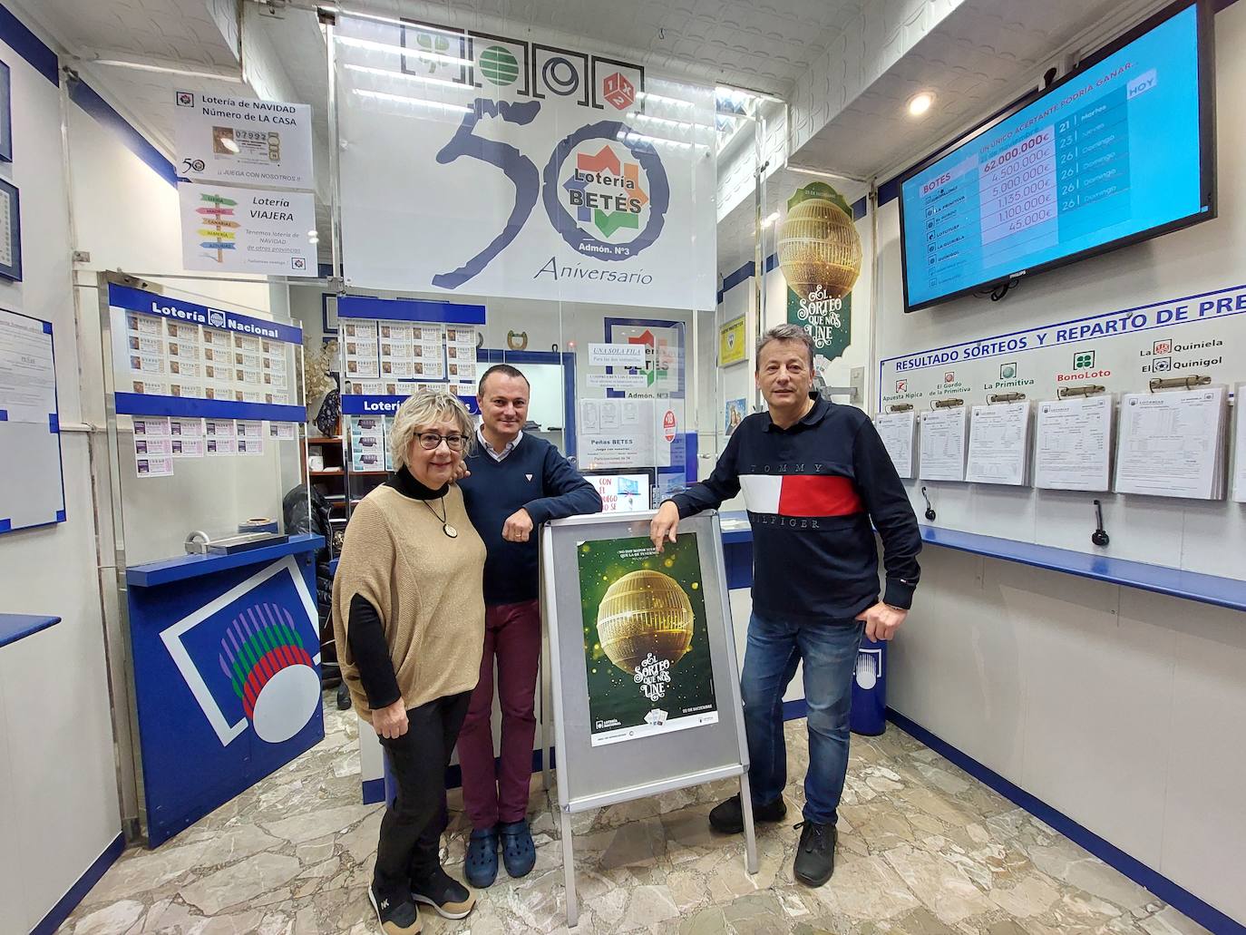 Mari Carmen Guerra, empleada, junto a Ángel Sanz y Carlos Sanz, actuales propietarios de la administración.