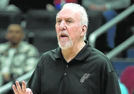 Popovich dirige un encuentro de los San Antonio Spurs.