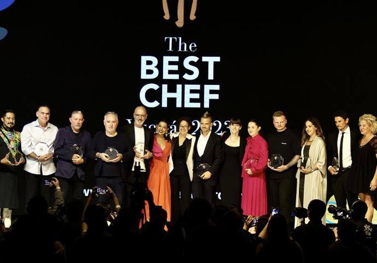 Algunos de los chefs galardonados posan durante la entrega de 'The Best Chef' en México.