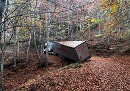 El tráiler se dirigía al paso fronterizo de La Junquera y acabó atascado de esta forma en una pista forestal de Ezcaray. D. Bengoa