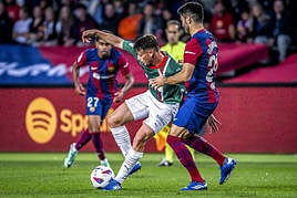 Antonio Blanco aguanta el balón ante el barcelonista Gundogan.