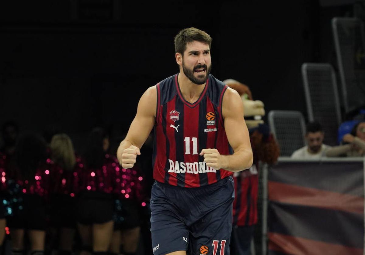 Dani Díez celebra una canasta en un partido reciente.