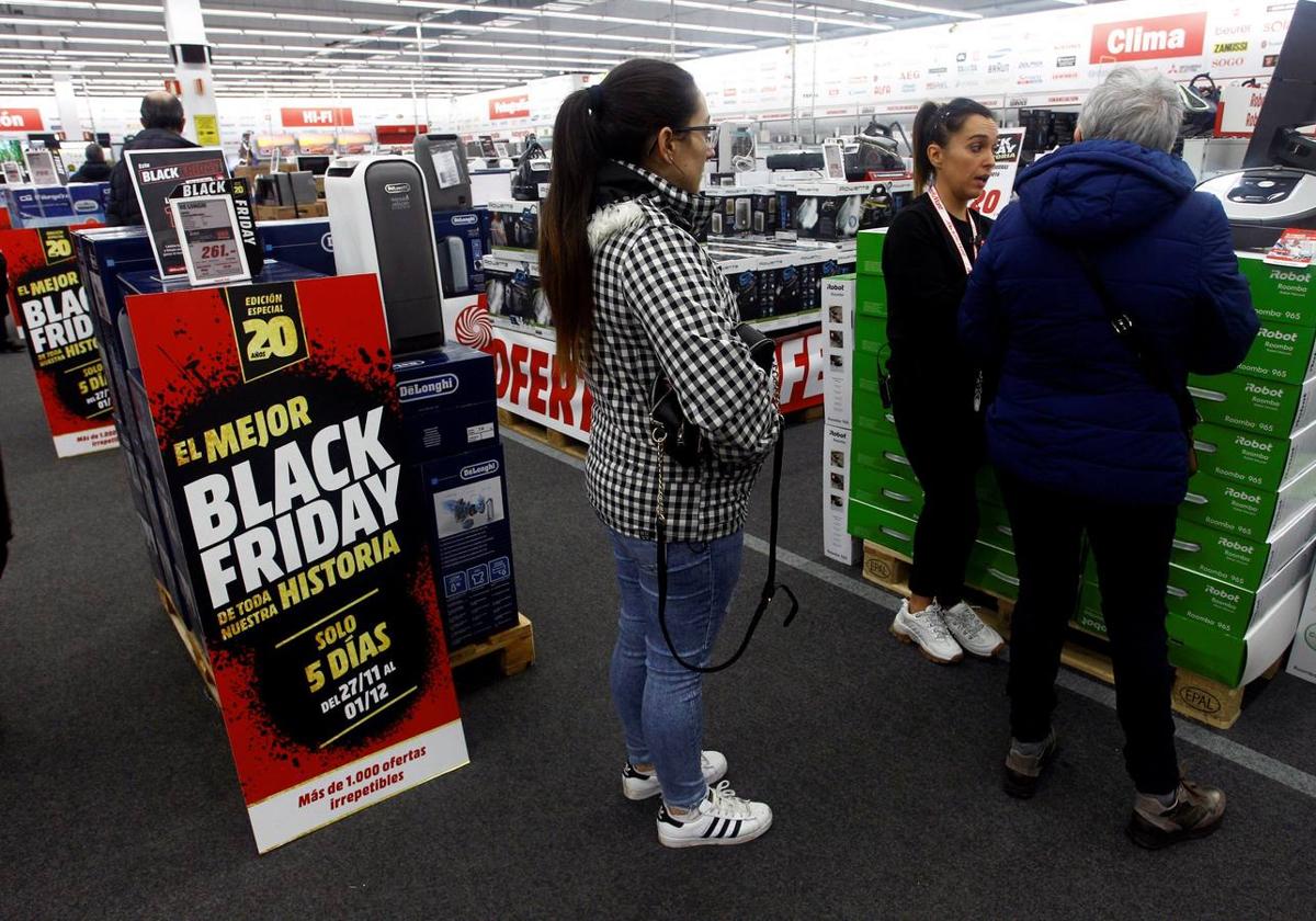 Personas comprando con motivo del 'Black Friday'.