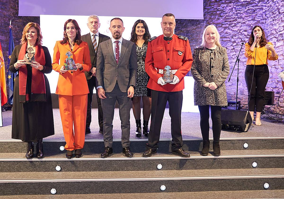 Los premiados junto al Delegado de Gobierno en Euskadi