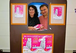 El concejal de Cultura, Carlos García de Andoin, y Begoña Gonzalo, animadora sociocultural, anuncian el programa del festival.