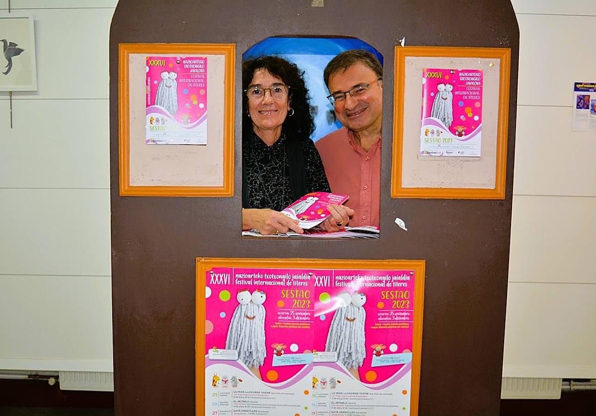 El concejal de Cultura, Carlos García de Andoin, y Begoña Gonzalo, animadora sociocultural, anuncian el programa del festival.